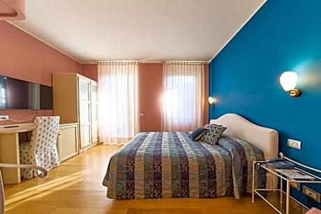 Double or Twin Room with Mountain View