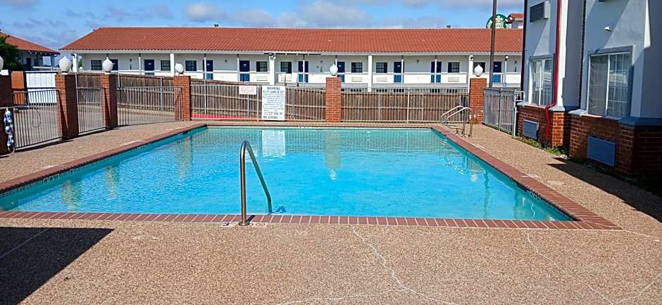 Red Roof Inn & Suites Euless - DFW Airport Southwest