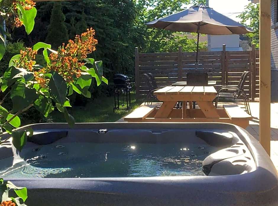 Retro vibe w hot tub piano lounge and vinyls