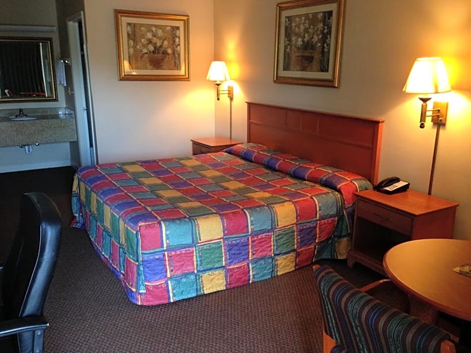 Photo 1 of 4 of Deluxe King Room