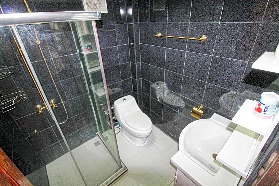 Phratamnak Inn - 100 meter from Beach