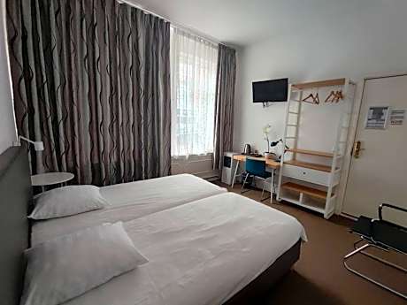 Basic Double Room with Bathroom (no window in Basement)