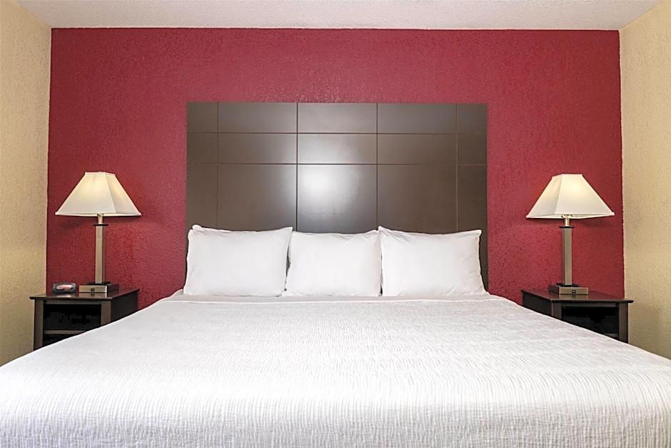 Baymont Inn & Suites by Wyndham Mukwonago