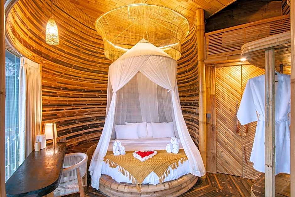 3 Bdr - Luxury Cliffside Bamboo Villa