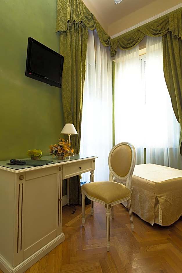Photo 1 of 6 of Quadruple Room