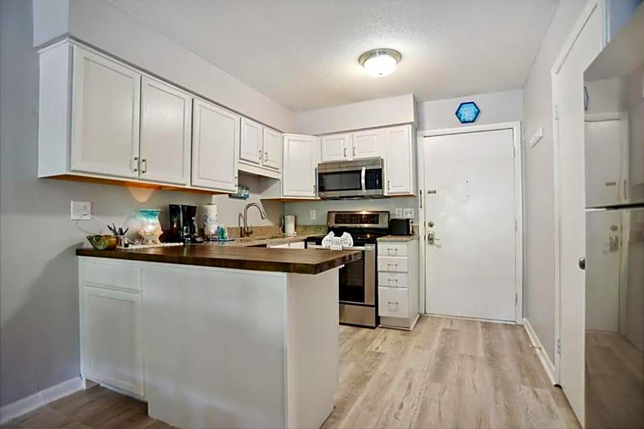 5 stars Peaceful Condo - 7 min walk to the beach