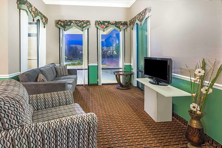 Super 8 By Wyndham Madison - Ridgeland Area