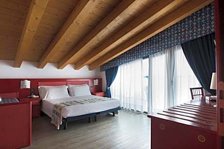 Double or Twin Room with Partial Sea View