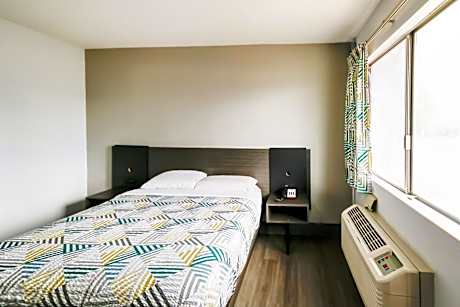 Queen Bed Accessible Smoking