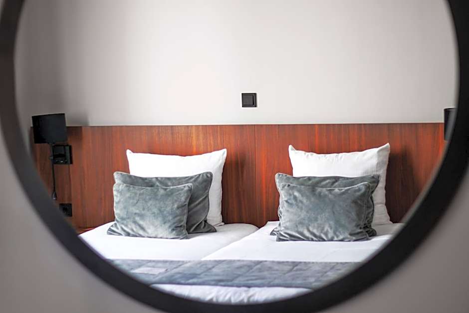 Boutique Hotel First City