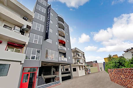 Townhouse Sector 49 Near Logix city centre