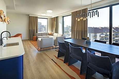 Palazzo Suite, 1 Bedroom Signature Suite, 1 King, Sofa bed, Plaza view, Corner room