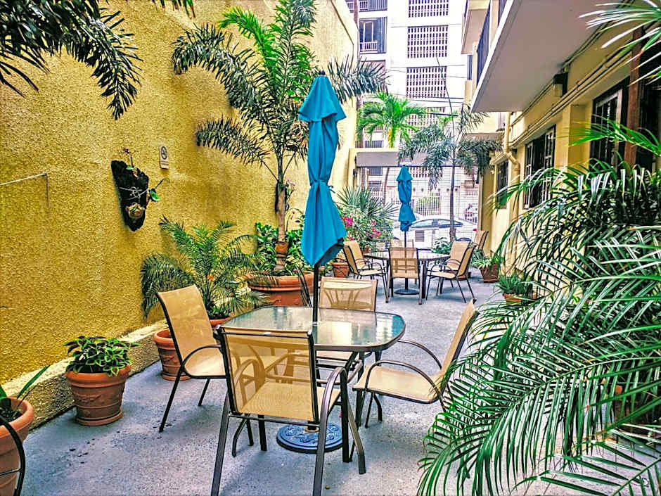 El Canario by the Lagoon
