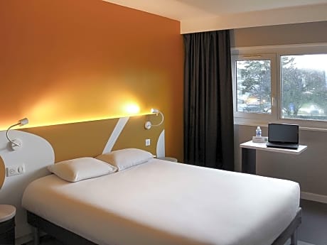 Standard room with double bed and sofa