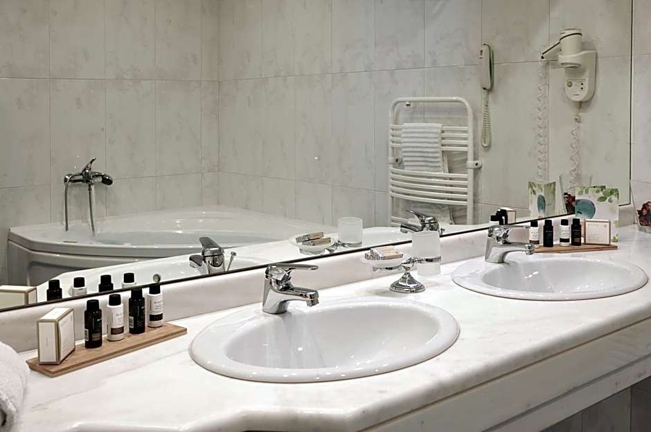 Athens Atrium Hotel & Jacuzzi Suites