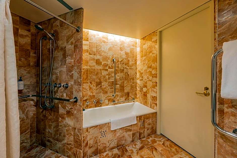 Foto 1 di 4 di Classic 1 King Bed, Accessible
