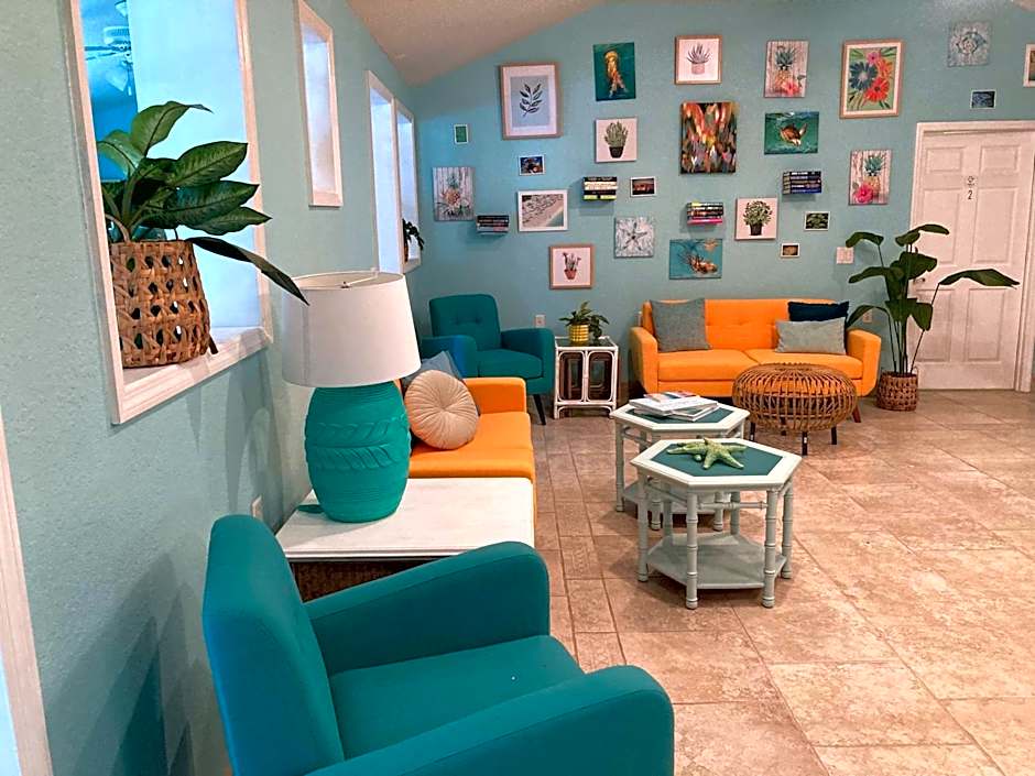 3Gulls Inn Ozona-Boutique Hotel-Steps from Restaurants & Brewery-SwimSpa Pool-Pet Friendly