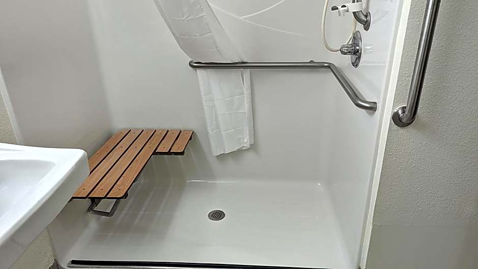 Estherville Hotel & Suites
