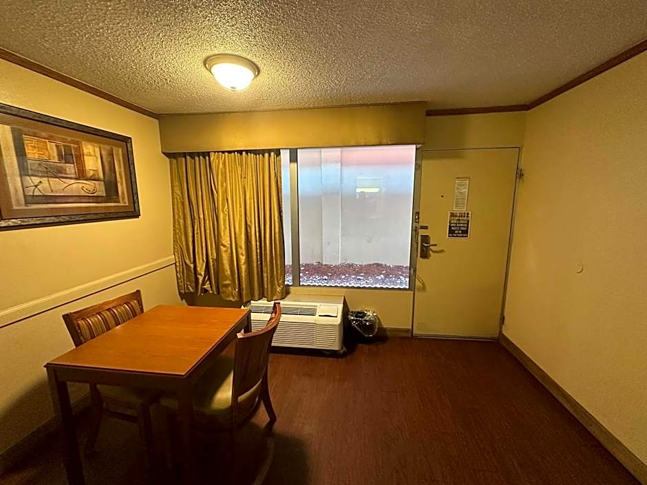 Hotel Red Rose by Townhouse Covington I-64