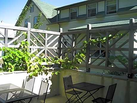 Lanes Privateer Inn