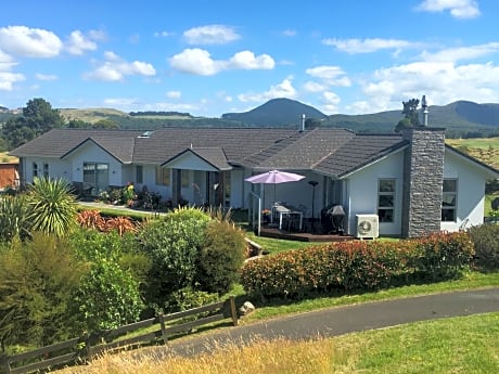 Kinloch Lake & Golf Views