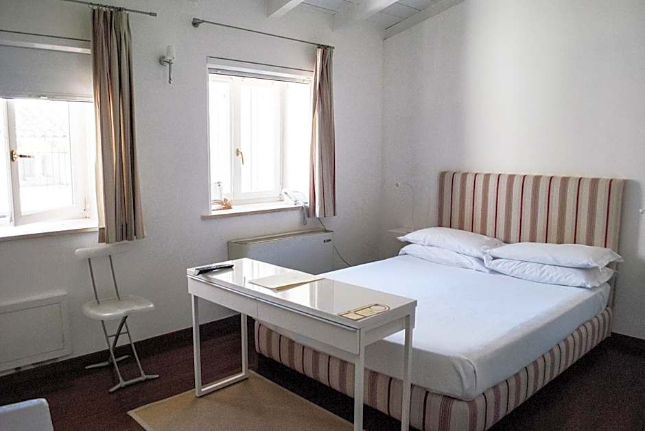 Photo 1 of 9 of Double Room