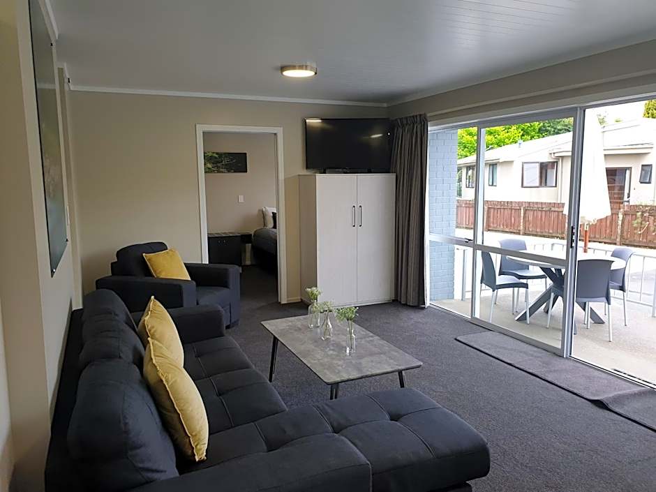 Lakeside Motel & Apartments