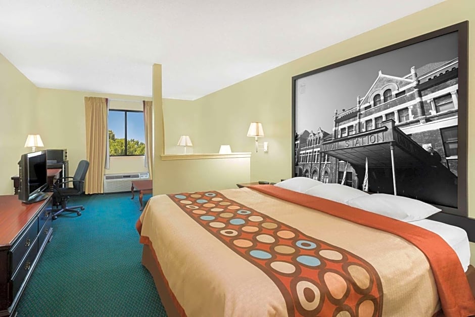 Super 8 by Wyndham Montgomery I-65