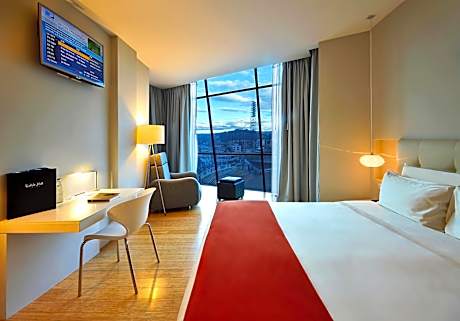 Deluxe Queen Room - Non-Smoking