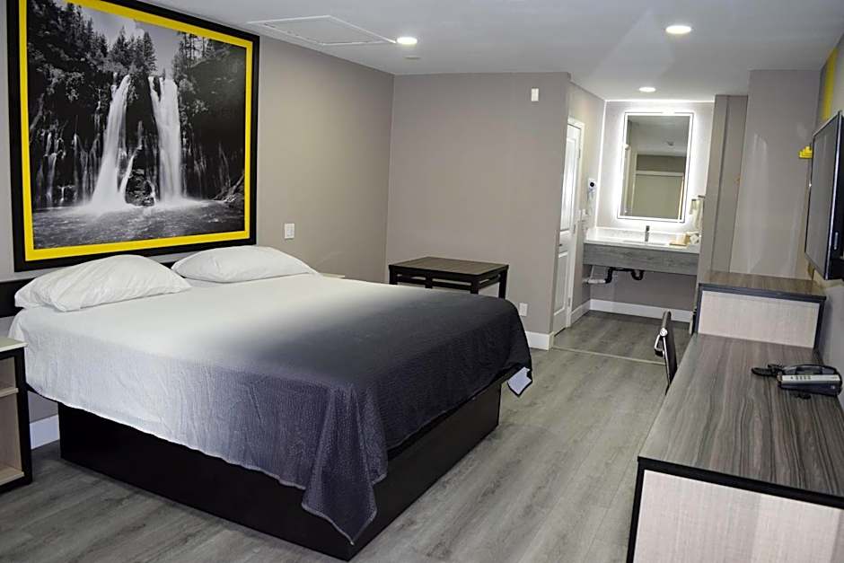 Super 8 by Wyndham Visalia