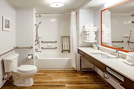 1 King Mobility Access With Tub Nonsmoking