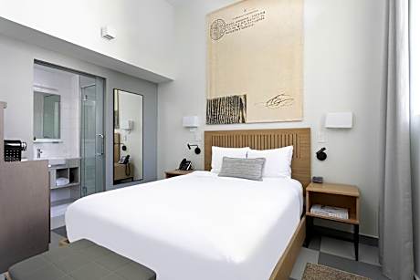 Envoy Queen Room