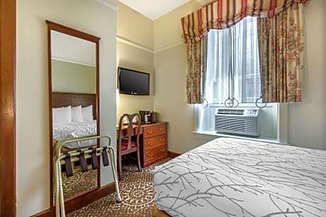 Double Room with Roll-In Shower - Mobility Accessible