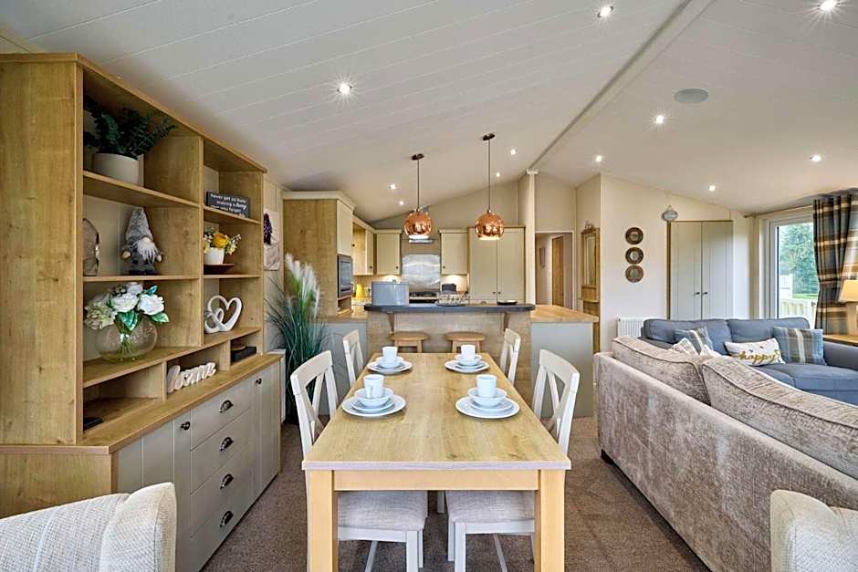 Heathery Lodge with Hot Tub