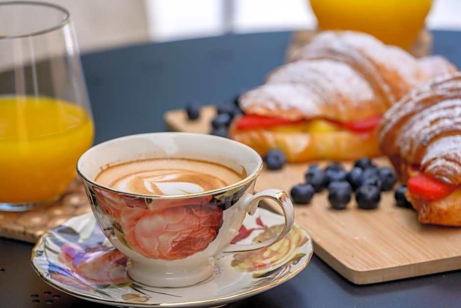 Yellow house with private parking