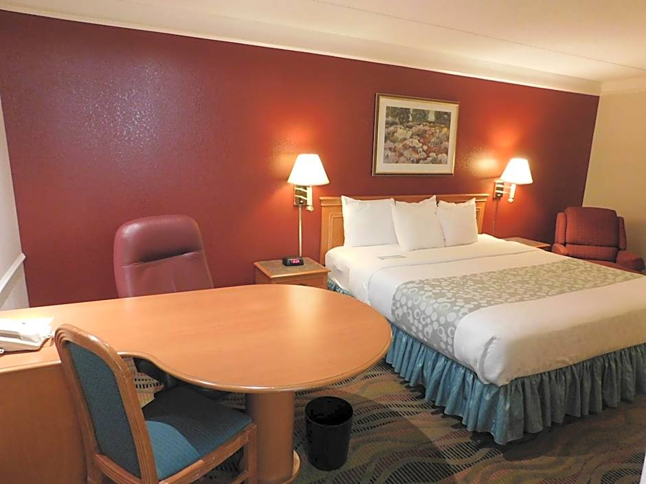 Days Inn & Suites by Wyndham Arlington Heights