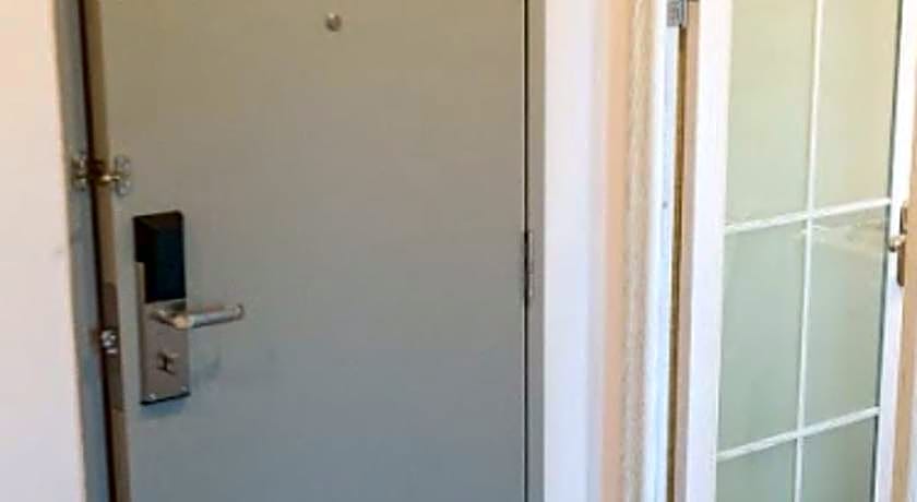 THE CROWN HOTEL @ KLIA 