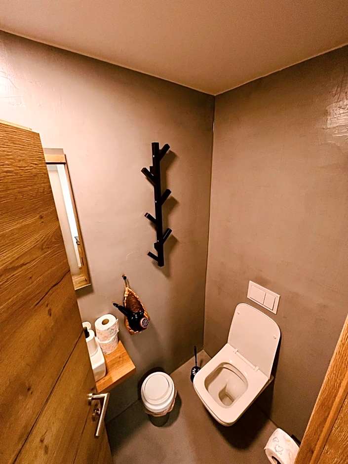 PJ Hotel Cerklje - 5min to Airport - Free Parking