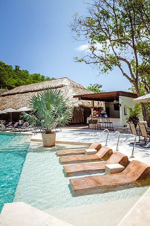 Binniguenda Huatulco & Beach Club