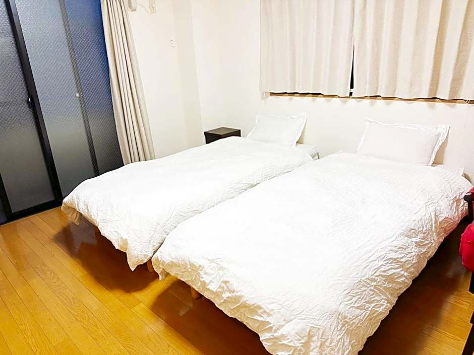 honeys guest house elevator , wash machine, huge closet space, private bathroom, walk to skytree in 10 minutes