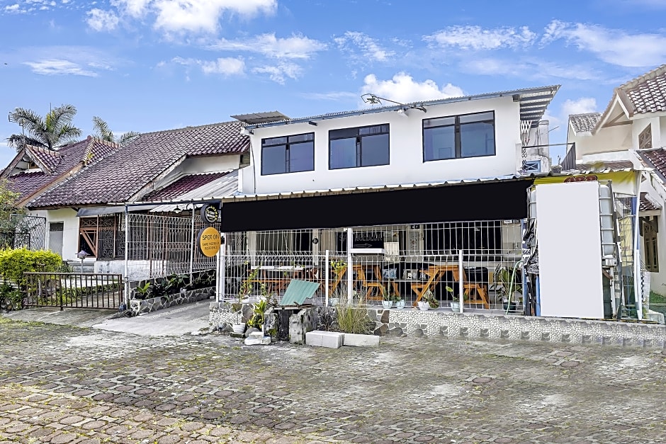 SPOT ON 91108 Sare Ngebluk Residence