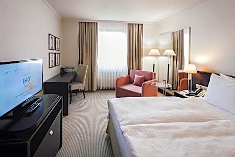 Standard Queen Room with Sofa Bed - Non-Smoking