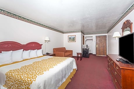 1 King Bed, Suite, Non-Smoking