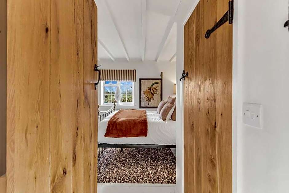 Hiron's Piece - Hot Tub Packages Available