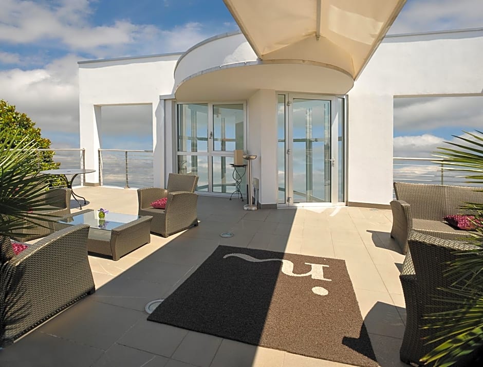 Hotel In - Lounge Room