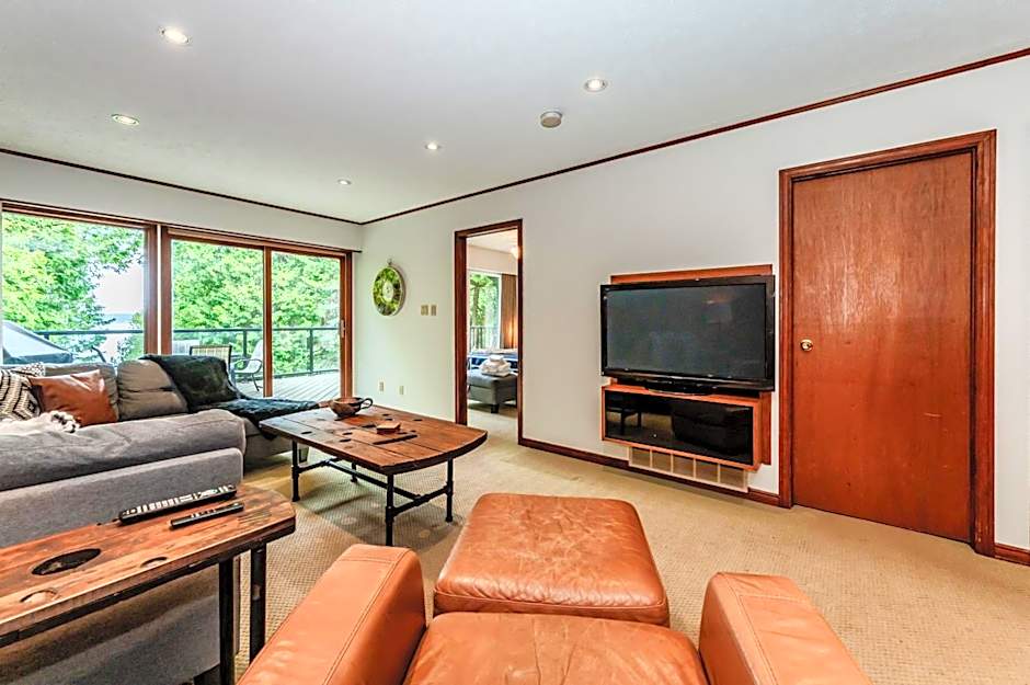 TGIF - Serene Waterfront Retreat