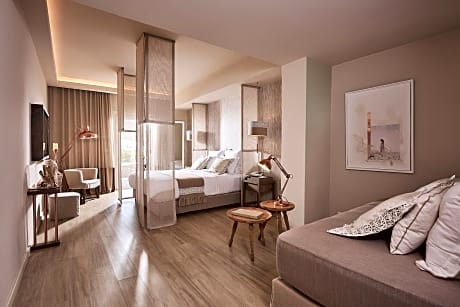 Executive Suite with private Hot Tub (1 King Bed and 1 Twin Sofa Bed)