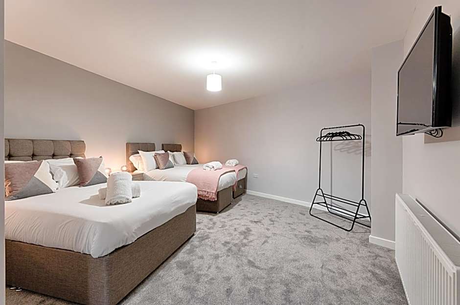 Contractor Base - Kitchen - Parking Included