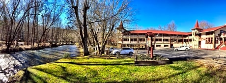 Riverbend Motel & Cabins