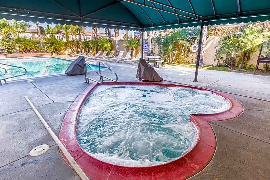 Colonial Pool & Spa Motel